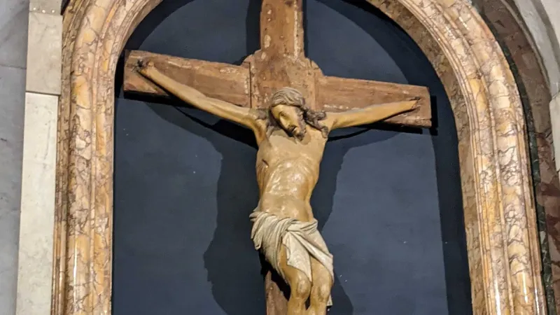 IL CROCIFISSO CHE HA GIRATO LA TESTA!

A Roma c’è un crocifisso che, secondo la tradizione, ha cambiato posizione una sola volta. Nel 1350. E da allora è rimasta così.

Non è una leggenda metropolitana. È un crocifisso ligneo a grandezza naturale che potete vedere ancora oggi