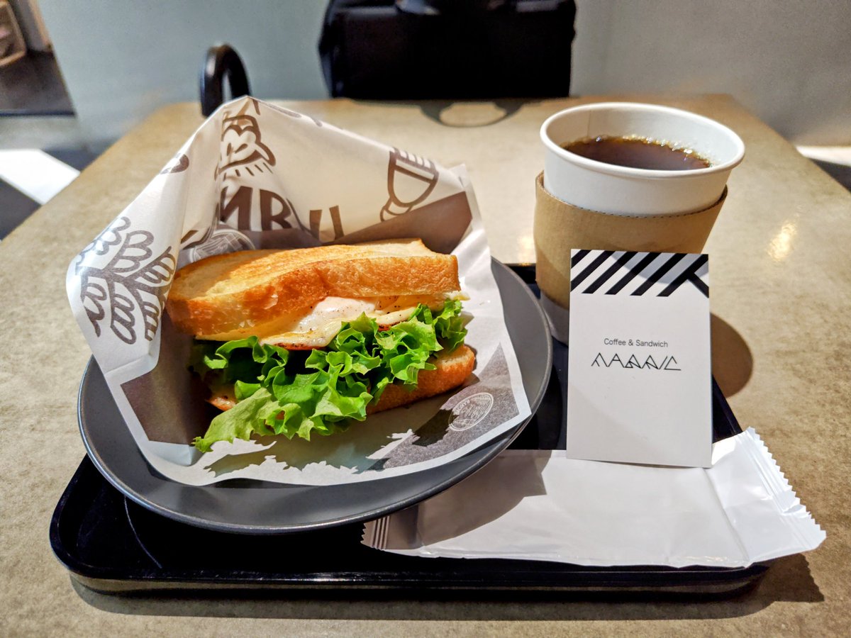 mitsuo1977's tweet photo. 今、ここにいます☕
池袋のFABRIC（MAAAVC）。
Coffee & Sandwichの本格派隠れ家カフェ。
焼きたてトーストにみずみずしいレタス、ふんわり卵のサンドイッチと、深みのあるブラックコーヒー。
高架下の静かな空間で、都会のざわつきを忘れて心を溶かしています。
こんな穏やかな夕方が、昼食抜きで勤務した自分にはちょうどいい癒し。
きみも今、こんなゆったりした時間、欲しくない？
#MAAAVC #池袋カフェ #カフェ活 #CoffeeAndSandwich