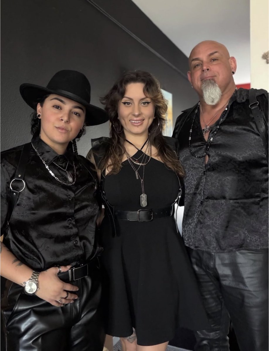 Threesomes Dating App🍍 tweet media