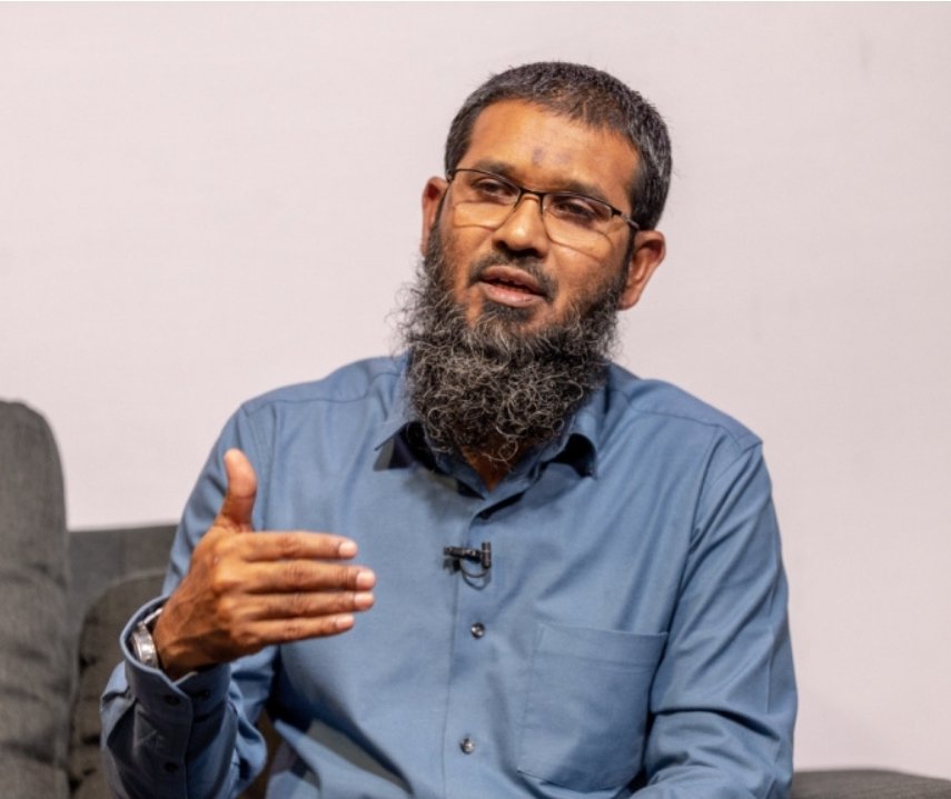 A salafi sheikh with extreme views. Government must withhold his license for common good.