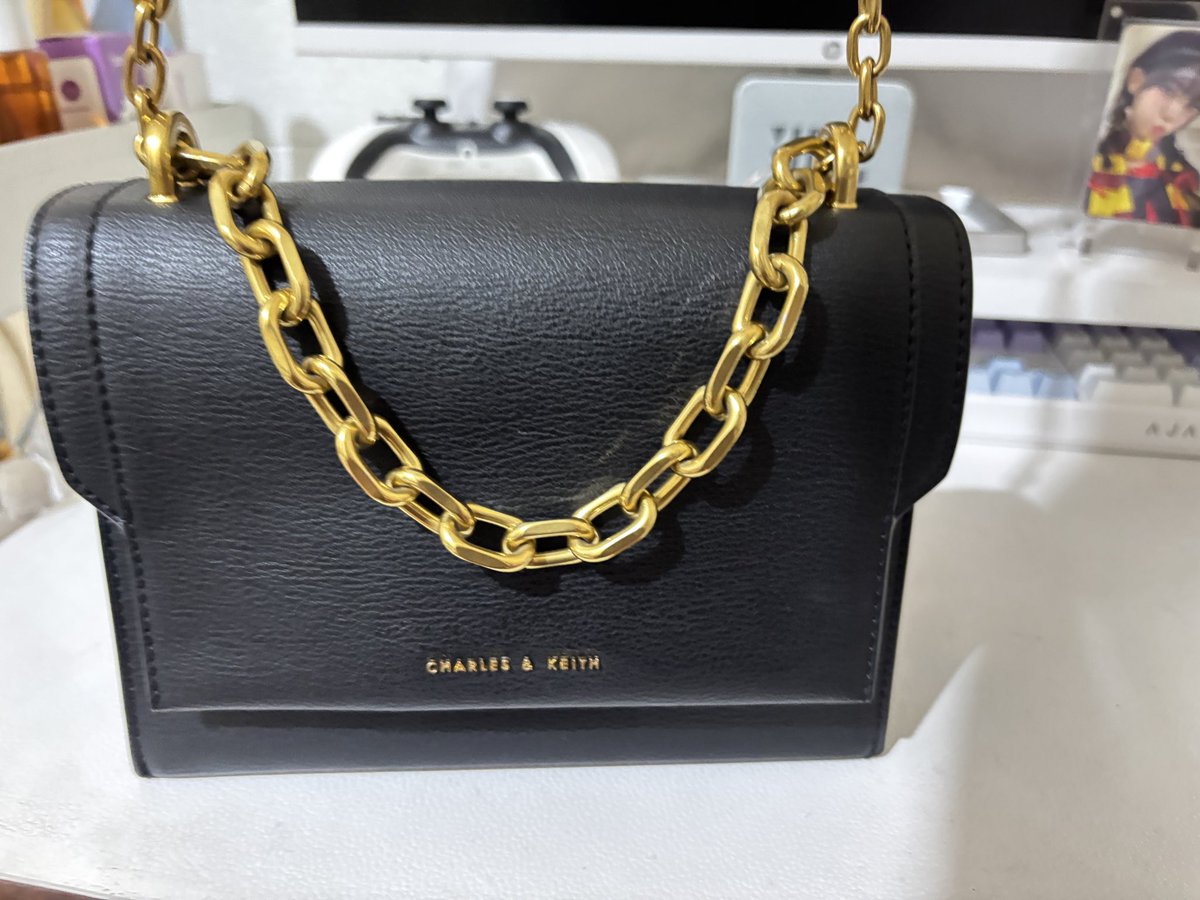 consgumer's tweet photo. WTS Charles &amp; Keith Sling Bag Black Gold Preloved 🧚🏻‍♀️

Lengkap dengan dust bag, shopping bag dan struk pembelian, cutted tag. 

Tidak ada goresan, hanya warna pudar di bagian hook.

For more cek disini yap https://t.co/l35SftxscO

t. wts wtb tas mini cnk bekas https://t.co/pES0AKOENQ
