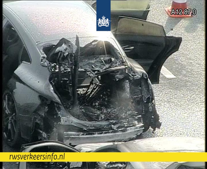 RWSverkeersinfo's tweet image. Door een autobrand op de #A12 richting Arnhem is voor Veenendaal-West de weg dicht. De vertraging is inmiddels bijna een uur. We verwachten zo wel een rijstrook vrij te geven.