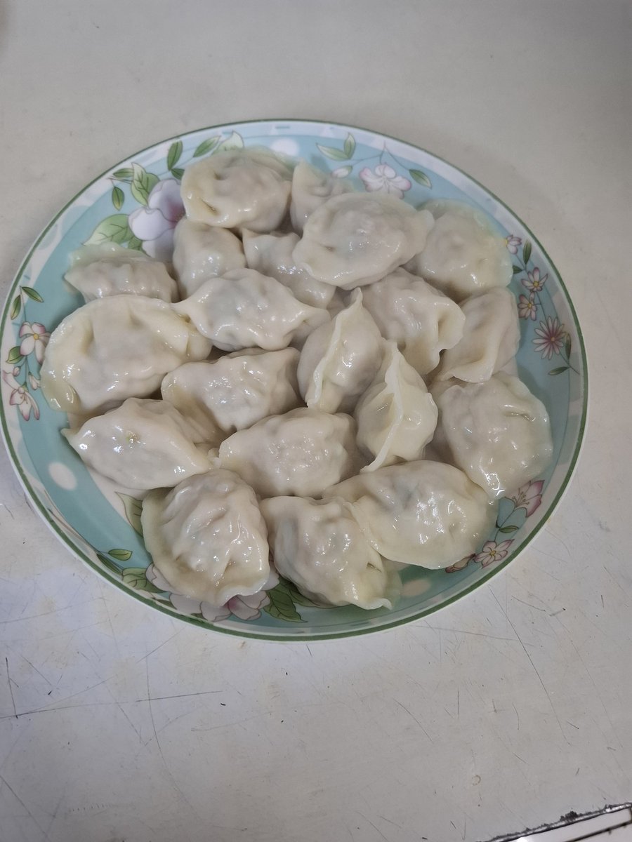 今天剛來的新味園水餃 忍不住現煮來吃

心得：第一次單吃水餃不沾醬 超好吃 味道很夠 讚 推推推！！

#香爆