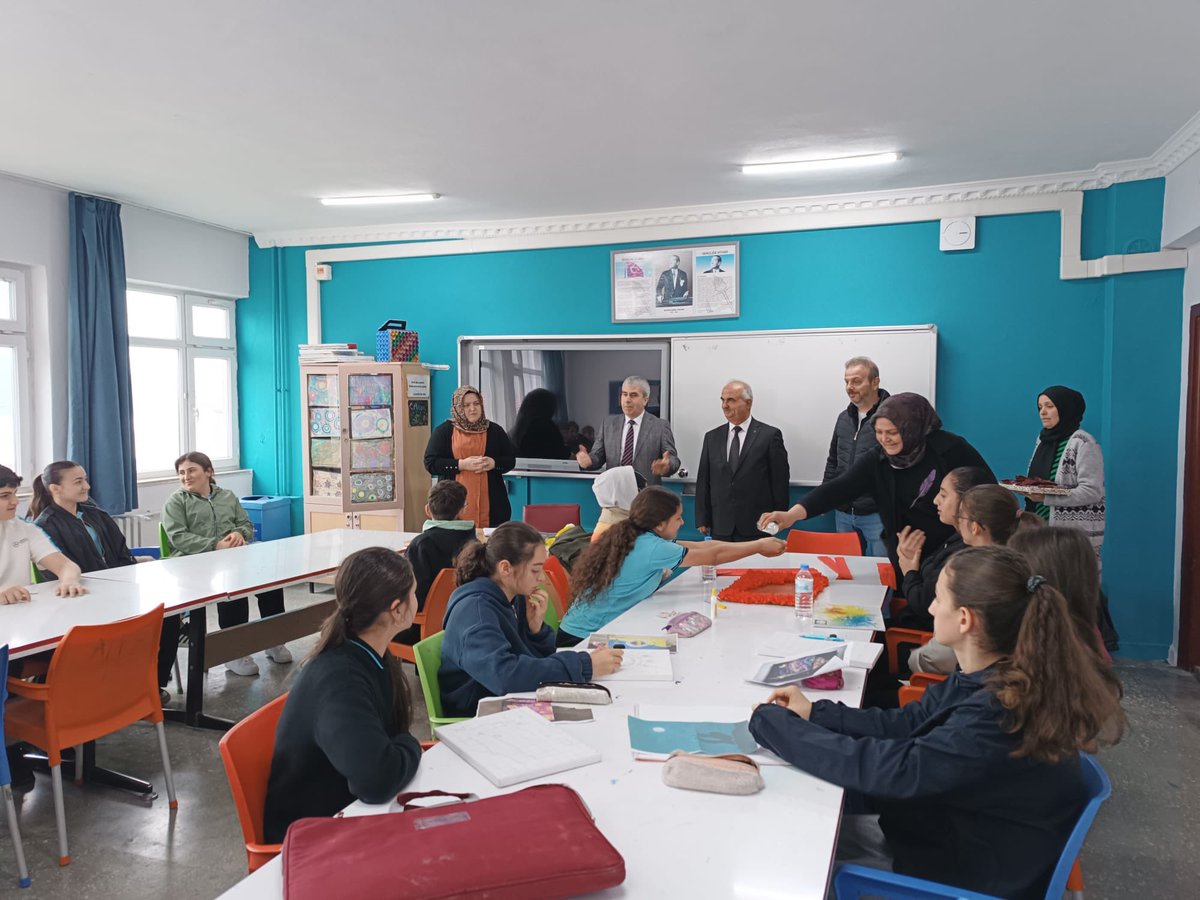 AlmusMem's tweet photo. İlçe Milli Eğitim Müdürümüz Sayın Nuri Yıldız ve ilçe Şube Müdürümüz Sayın Ahmet Ergün,Cumhuriyet Yibo idarecileri öğretmenleri,öğrencileri ve personelleriyle bayramlaştılar.

Sağlıklı, huzurlu nice bayramlar dileriz. 💐

@tokatmem @HuseyinKir64 https://t.co/Sc8wlBp1Si