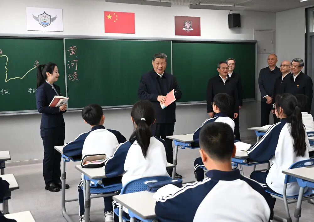 shimianmaifu25's tweet photo. 3月23日上午,习近平来到河北雄安新区,察看启动区建设进展,考察中国华能集团有限公司、北京四中雄安校区,了解雄安新区建设发展情况,亲切慰问入驻和在建疏解单位干部职工代表。李强、蔡奇、丁薛祥随行,四常委同框部署一项工作,足见其重要性!#XiJinping @xuejianosaka @zwbsj163com1 @bbcchinese https://t.co/uMCmuCuOgv