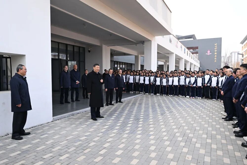 shimianmaifu25's tweet photo. 3月23日上午,习近平来到河北雄安新区,察看启动区建设进展,考察中国华能集团有限公司、北京四中雄安校区,了解雄安新区建设发展情况,亲切慰问入驻和在建疏解单位干部职工代表。李强、蔡奇、丁薛祥随行,四常委同框部署一项工作,足见其重要性!#XiJinping @xuejianosaka @zwbsj163com1 @bbcchinese https://t.co/uMCmuCuOgv
