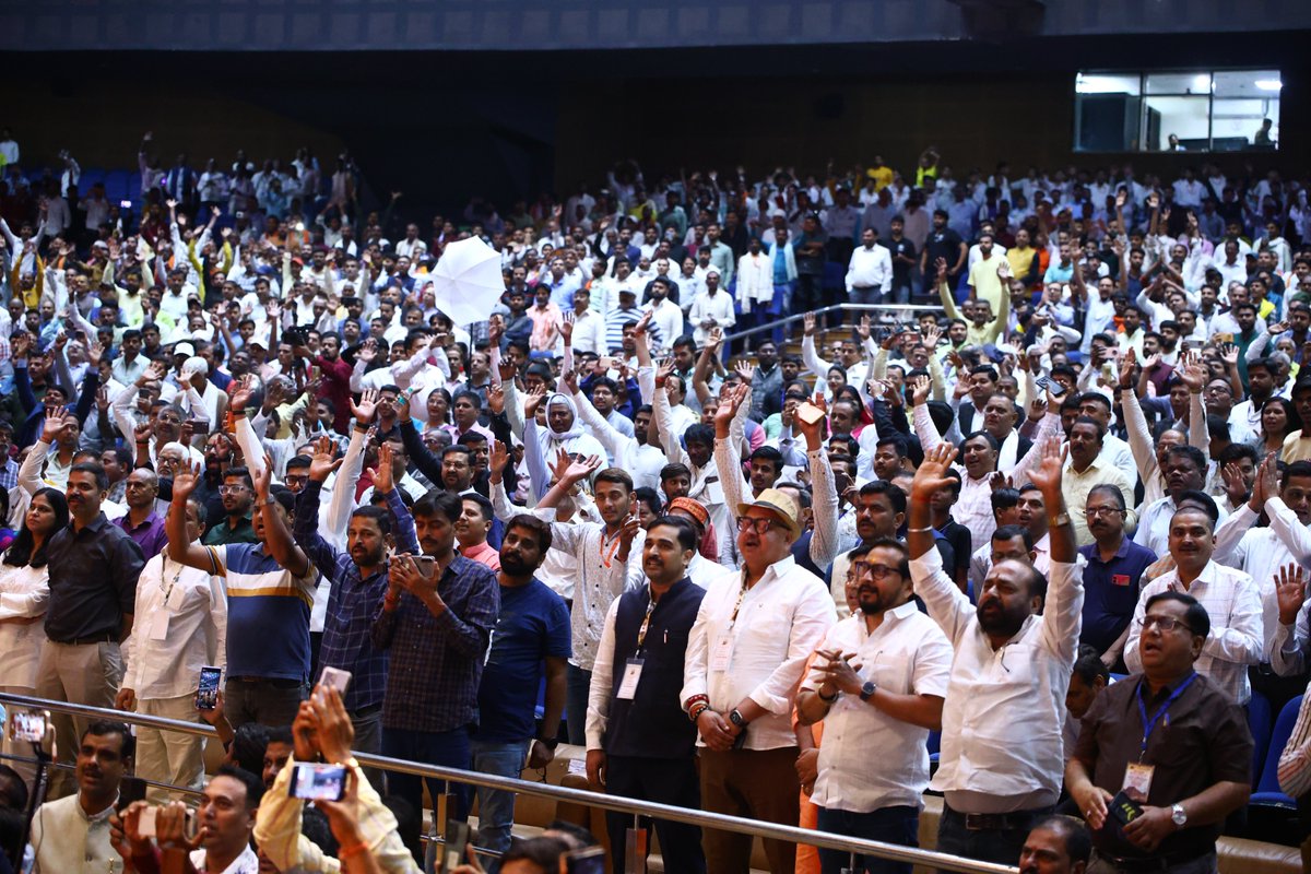 vikasvaibhavips's tweet photo. #पटना के बापू सभागार में #LetsInspireBihar के पंचम वार्षिकोत्सव पर आयोजित 'बिहार सांस्कृतिक पुनर्जागरण महासभा 2026' की ऐतिहासिक सफलता पर मैं अभियान से जुड़े सभी स्वजनों को हार्दिक बधाई एवं शुभकामनाएं देना चाहता हूँ । यह आप सभी के बिहार के प्रति संकल्पित निःस्वार्थ भाव, परिश्रम एवं समर्पण का ही प्रतिफल है कि बापू सभागार में बिहार के सभी जिलो से सहस्रों की संख्या में प्रतिभागी एकत्रित हो सके और महासभा में नव बिहार की प्रबल गूंज स्पष्ट थी । पिछले वर्ष बापू सभागार में ही आयोजित चतुर्थ वार्षिकोत्सव क��� समय लगभग 1,85,000+ व्यक्ति अभियान के साथ सीधे रुप में जुड़कर सकारात्मक योगदान समर्पित ��रने का प्रयास कर रहे थे और बीते एक वर्ष में यह संख्या बढ़कर 3,55,000+ हो चुकी है, जो अभियान के बढ़ते प्रभाव और तीव्र विस्तार का परिचायक है । इस महासभा में मुझे अत्यंत प्रसन्नता तब हुई जब मेरे पूछने पर, पूर्ण रूप से भरे सभागार में सभी ने आगामी एक वर्ष में अभियान के साथ 10 लाख से अधिक व्यक्तियों को जोड़ने का संकल्प लिया । बिहार के सांस्कृतिक पुनर्जागरण के सामूहिक संकल्प के पश्चात निश्चित ही संपूर्ण राष्ट्र हमारी ओर अत्यंत आशान्वित भावों के साथ देख रहा है और इस कार्यक्रम से हमारा संकल्प सुदृढ़ और हमारा सामुहिक अभियान प्रबल रूप से और सशक्त हुआ है ।

इस अवसर पर गरिमामयी उपस्थिति हेतु मैं परमपूज्य गुरूदेव परमहंस स्वामी आगमानंद जी महाराज, भारत-भारती के राष्ट्रीय कार्यकारी अध्यक्ष विनयभाई पत्राले जी, प्राइवेट स्कूल्स एन्ड चिल्ड्रेन वेल्फेयर एशोसियेशन के राष्ट्रीय अध्यक्ष सैयद शमायल अहमद जी, बैकुंथपुर (गोपालगंज) के माननीय विधायक मिथिलेश तिवारी जी, तेघड़ा (बेगूसराय) के माननीय विधायक रजनीश कुमार जी, सहित सभी गणमान्य अतिथिगण, विदुषियों, शिक्षाविदों, वरिष्ठ अधिवक्तागण, एंजल निवेशकों, स्टार्ट-अप फांउडर्स तथा प्रिंट एवं इलेक्ट्रॉनिक मीडिया के सभी मित्रों के प्रति हृदय से आभार व्यक्त करता हूँ । यात्रा गतिमान है !
