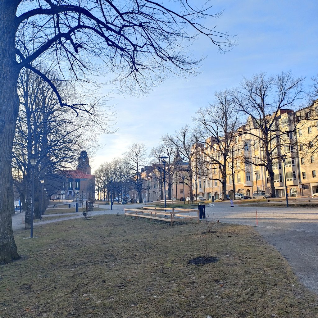 IamHula's tweet image. Hyvää ja aurinkoista alkanutta viikkoa kaikille. Lahdessa on puolipilvinen sää ja +6 astetta. Kuvassa Lahden kaupungintalon puisto ja upeita yli satavuotisia jugend tai jugend-tyylisiä kivitaloja Harjukadun varrella. Mäen päällä näkyy kaupungintalo
 #Lahti #HappyMonday  🤗🌤️