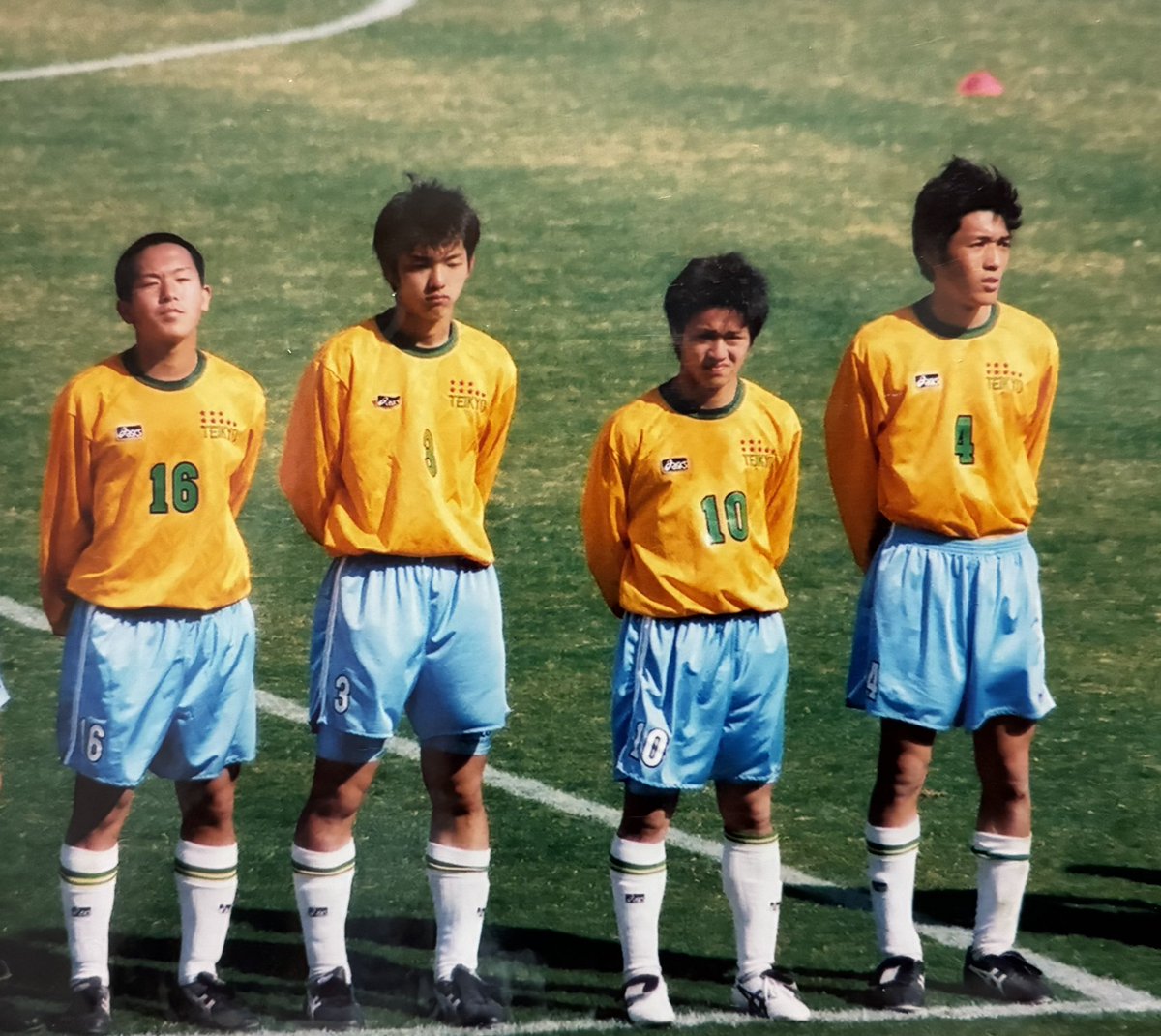 実家で懐かしい写真出てきたシリーズ①

一個上の試合に出ていた時の写真です。
右から湘南ベルマーレの山口さん、大宮アルディージャの大沢さん、モンテディオ山形の大瀧さん、とにかく一個上の先輩は凄かったです。

メンバーに選ばれるたびに緊張していたのを思い出します。

#帝京魂