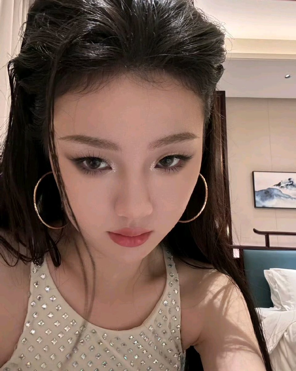 Gbmdxx's tweet photo. 颜值歌手明星女神 单依纯 阿黑颜吐舌 https://t.co/1i7RNQbeUz
