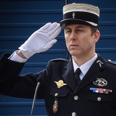Vivrelhistoire's tweet photo. 🇫🇷 Ce jour-là | Le 24 mars 2018, le colonel Arnaud Beltrame succombe à ses blessures après s’être volontairement substitué à un otage lors de l’attaque terroriste de Trèbes.

Ancien de l’École militaire interarmes, dont il était sorti major de promotion, il est promu colonel à titre posthume et élevé au rang de commandeur de la Légion d’honneur lors de ses obsèques nationales aux Invalides, le 28 mars.