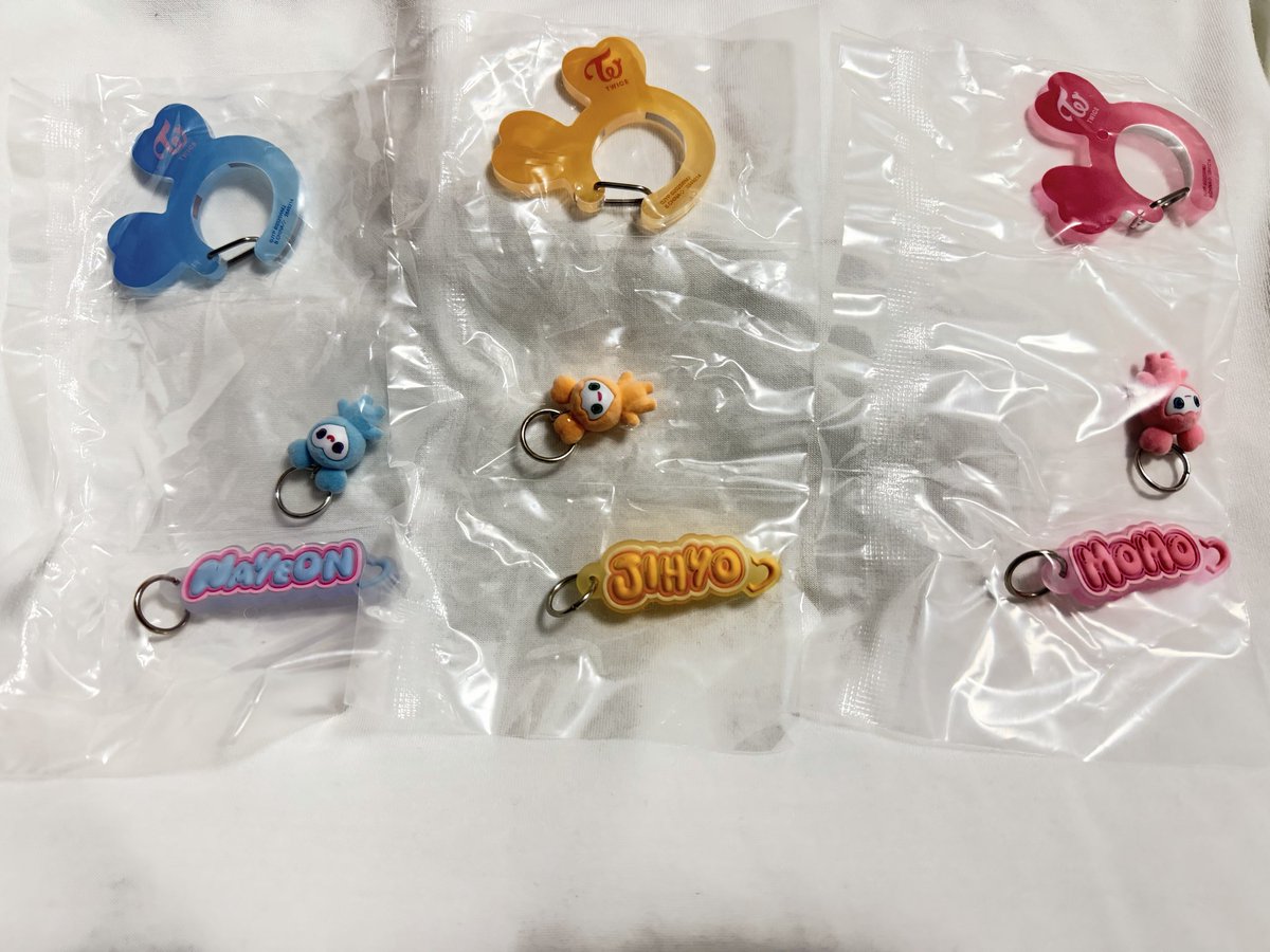 kuuta27coco01's tweet photo. TWICEカラビナ

【譲】ナヨン、ジヒョ、ジョンヨン、モモ
ダヒョン、チェヨン、ツウィ

【求】サナ

25日、26日国立交換可能
都内手渡し、郵送も可能です。

サナ交換して頂けるなら、【譲】2個でも3個でも交換可能です。

よろしくお願いします！ https://t.co/hVAQtvuNeu