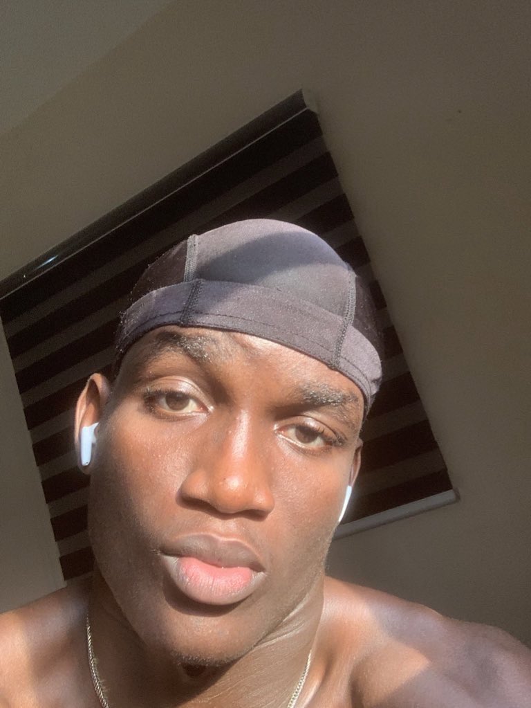 Guys my girlfriend said I look like Rema 😌