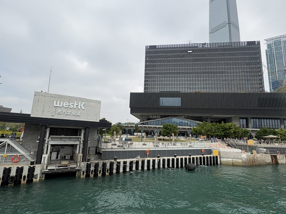 香港のM+がセントラルからフェリーでアクセスできるようになっております。
10分もかからず快適で、夜はメディアスクリーンも楽しめるので、今後M+行かれる方は是非！
30分おきほどの運航で、時刻表はこちらです↓
westk.hk/en/visit/westk…