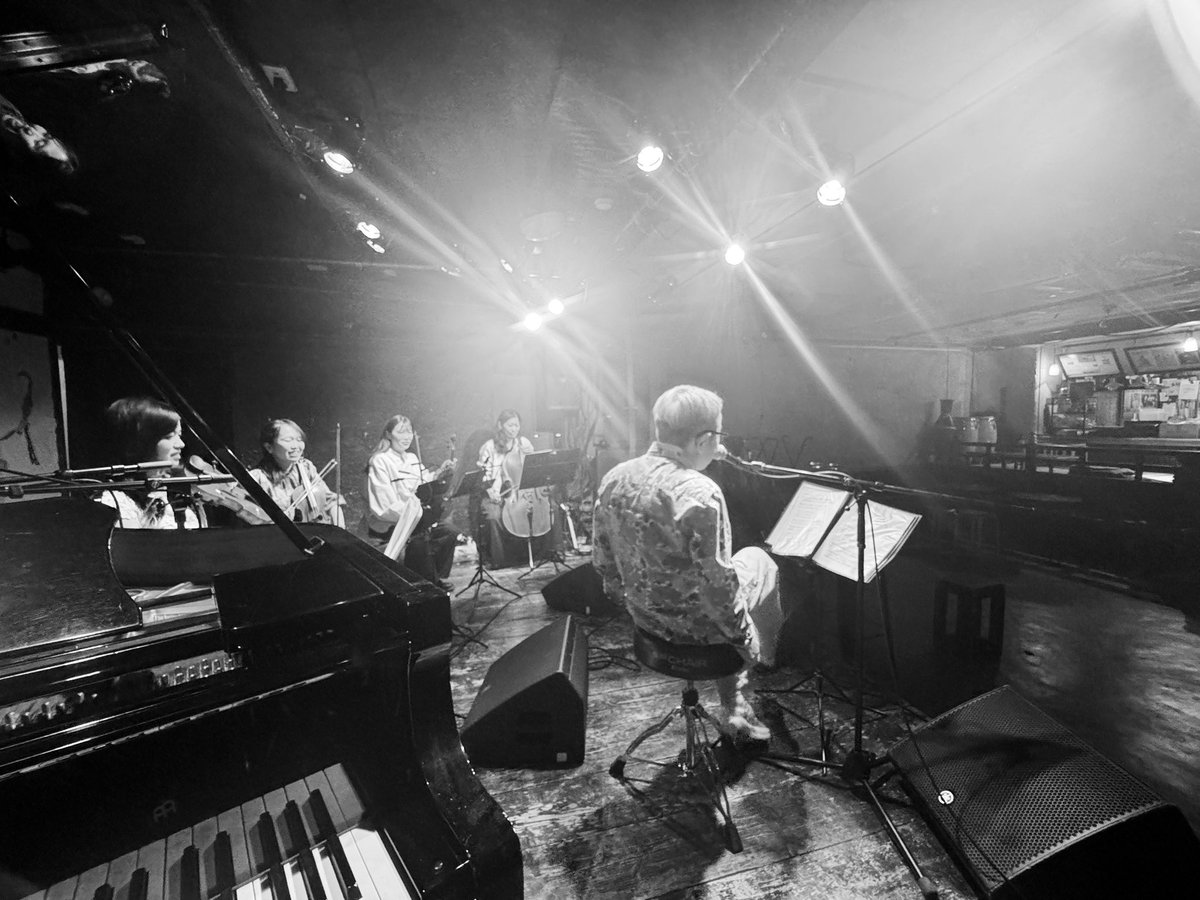 21日のFOU strings vol.2いかがでしたか。山本さん、阪田さん、田代さん、友田さん、emmaさん、ありがとう。聞いてくださった全ての人に、わたしの幸福感がきっと伝わっているでしょう。新曲を増やし夏頃には録音し、またライブをやりたいものです。アーカイブ配信こそお見逃しなく。4/3迄(鈴木博文)