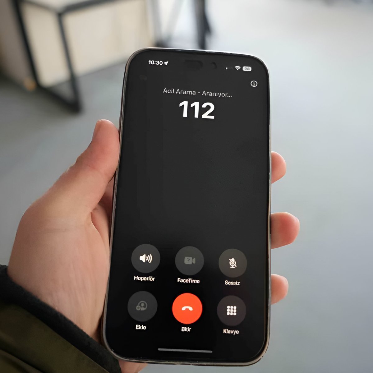 bpthaber's tweet photo. Sivas’ta 112 Acil Çağrı Merkezi’ne gelen bazı ihbarlar:

— Cumhurbaşkanı Erdoğan’ın telefon numarasının sorulması.

— Uçurumdan düşen inek için Sikorsky helikopter talebi.

— Uzaklaştırma kararı bulunan bir çiftin konferansla barıştırılma girişimi.

— “Üç harfliler tarafından kovalandığını” söyleyen bir kişi için jandarma talebi.

— Ramazan’da top patlayınca savaş var zannedilmesi.