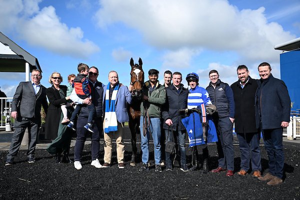 WillieMullinsNH's tweet photo. Sunday done right @LimerickRaces ✅

Baby Kate flies home under @BrianHayesb in the first for the Blue and White Syndicate &amp; @PTownend guides Dani Donadoni to a brilliant finish in the third for Mrs McCarthy🥇

📸 @patcashhealy https://t.co/tCDW4Gwcz1