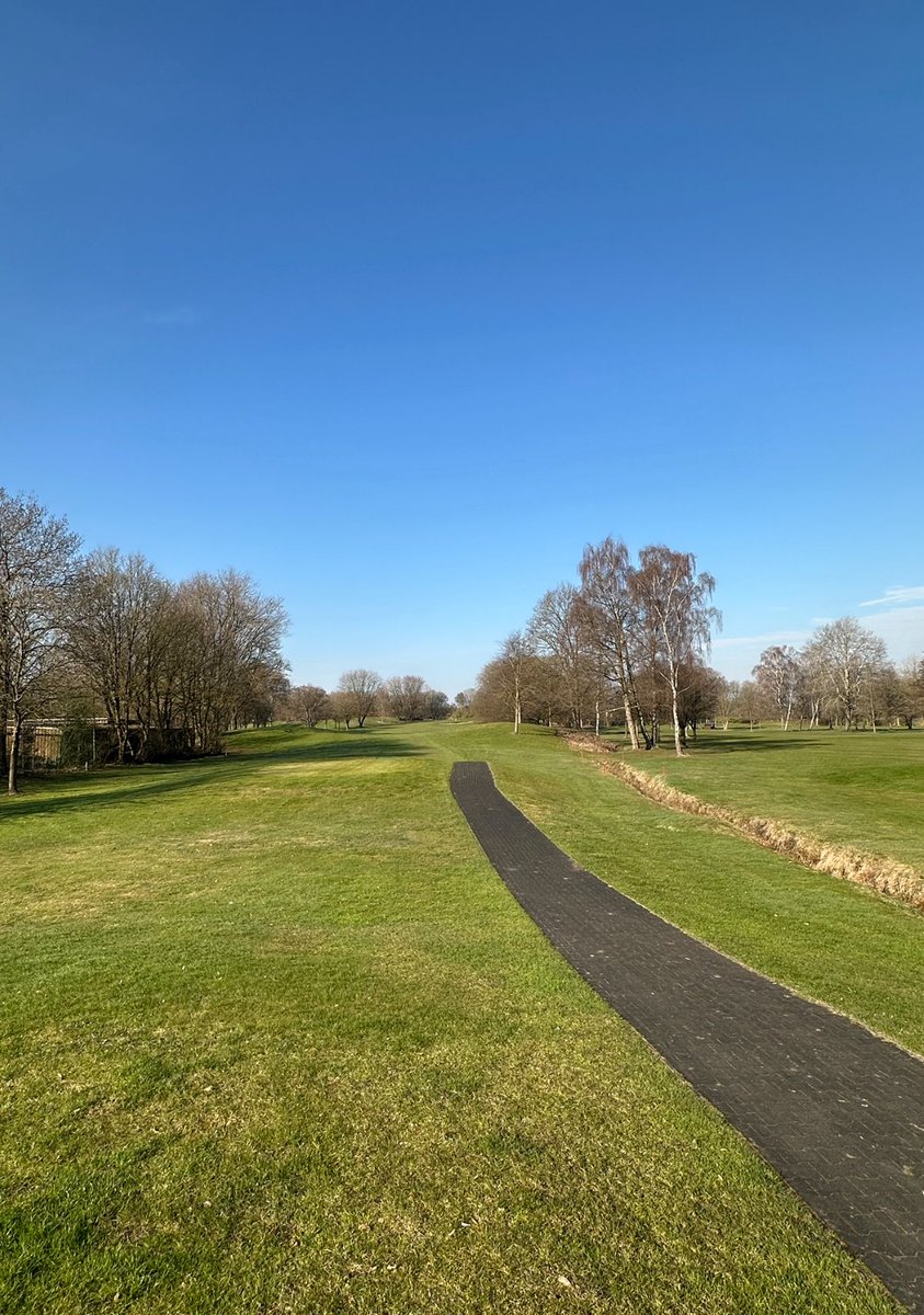 Rimmilov's tweet image. Einfach mal montags morgens draußen stehen
und wissen:
Frau hat alles richtig gemacht🏌️‍♀️☀️⛳

#Hobby #Lebensqualität #Montagmorgen