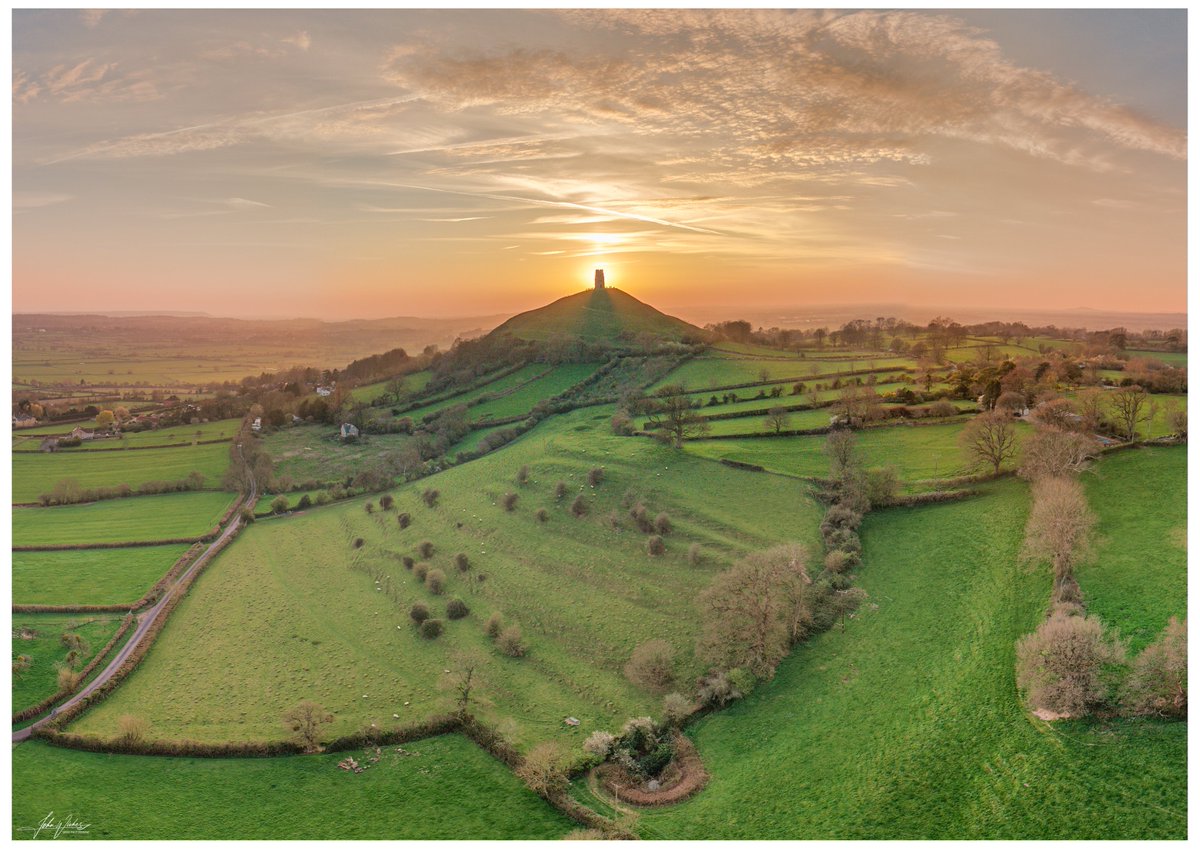 Glastonbury Tor bathed in equinox magic.
Another capture from Friday's Spring Equinox sunset, the ancient tower silhouetted against a glowing sky, with the faint sun pillar rising like a beacon of light and balance.

#silhouettes #GlastonburyTor #SpringEquinox #SpringEquinox2026