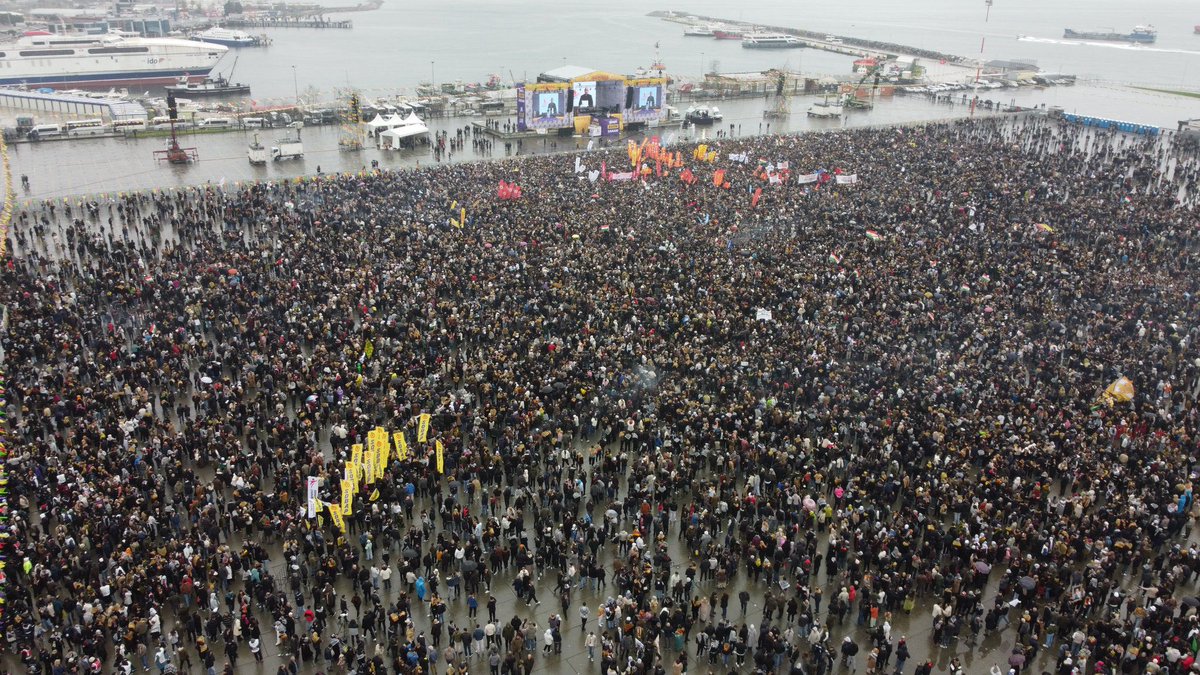 Dün Yenikapı’da gerçekleştirilen Newroz kutlamalarında; ifade özgürlüğü kapsamındaki sloganlar ve Kürt ulusal kıyafetleri gibi tamamen keyfi gerekçelerle 2’si çocuk 26 kişi gözaltına alınmıştır. Gözaltına alınanlar ifadelerinin ardından serbest bırakılırken, Rojavalı bir kişi ise