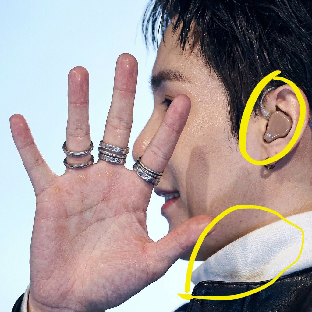 etaerealaus's tweet photo. i wanna raise awareness that the first picture with yoongi’s palm is most probably an AI photo. if you look closely compared to the photo that netflix posted on the right, the in-ear and the fabric of his outfit are very different. please don’t spread the AI photo. https://t.co/mCLB51kSR3