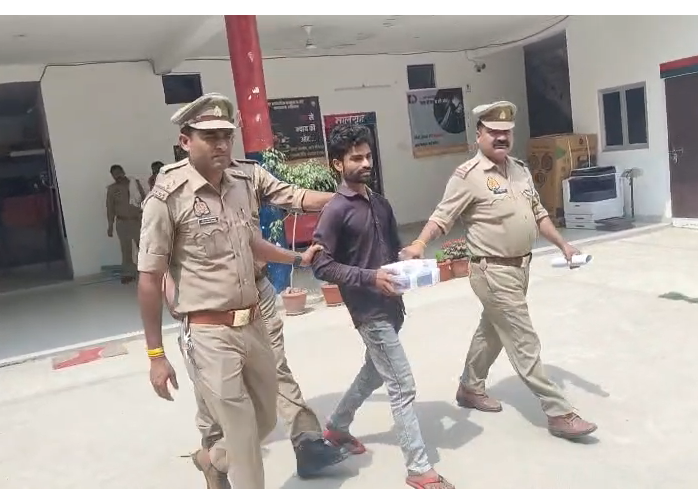 bstvlive's tweet photo. कानपुर : 12 से अधिक मुकदमे में वांछित अरेस्ट

➡ लुटेरे संजय गौतम को घेराबंदी कर पकड़ा
➡ चौबेपुर के संडीला गांव निवासी है लूटेरा
➡ चौबेपुर पुलिस को मिली है सफलता

#Kanpur #Arrest #CrimeSuccess https://t.co/Na1uq8n7F5