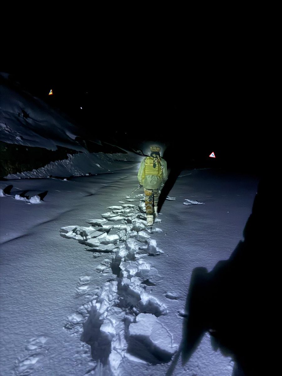 prodefencejammu's tweet image. #IndianArmy
#Savinglives

In the treacherous, snowbound heights of Chattergala, #Kathua, troops of #GurjDivision executed a swift and precise rescue operation, evacuating an injured engineer from the Pakal Dul Hydroelectric Project (J&amp;amp;K).

@SpokespersonMoD
@adgpi
@WesternComd_IA