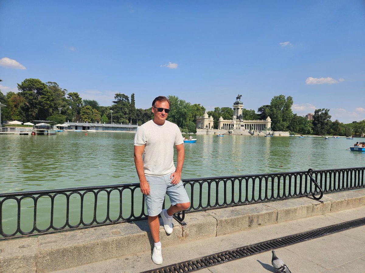 ¿Madrid en 2 días? 🇪🇸🔥
Plan rápido 👇
⭐ Día 1 → Sol + Palacio Real + Gran Vía
🎨 Día 2 → Prado + Retiro + Cibeles
48h intensas pero TOP 😎
👉 viajeronomada.com/madrid-en-dos-…
#Madrid #Viajar #TravelTips #España #Itinerario