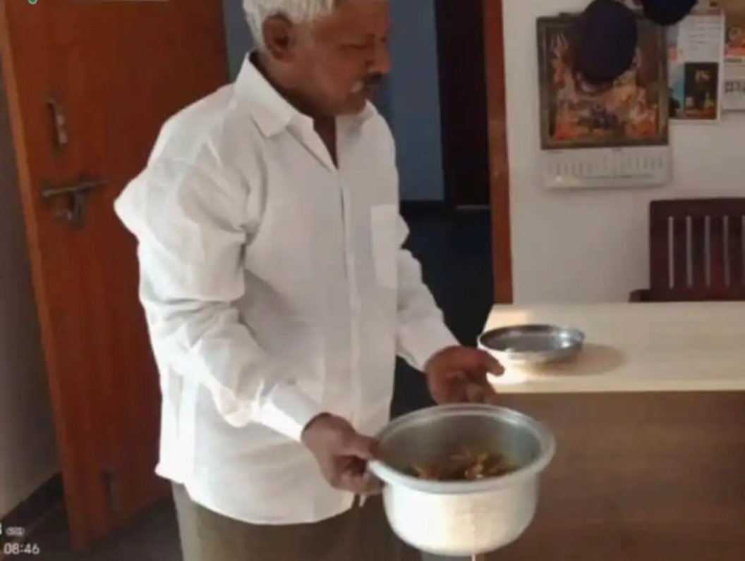 अगर थाने पहुंचकर पुलिस से कोई मटन की शिकायत करे तो कोई भी ये देखकर हैरान हो जाएगा।

लेकिन आंध्र प्रदेश में कुछ ऐसा हुआ, एक आदमी मटन पका रहा था।

काफी देर होने पर जब वो पका नहीं तो वह उसे लेकर सीधे थाने में पहुंच गया।

ये देखकर पुलिस अधिकारी भी हैरान रह गए
लेकिन पुलिस अधिकारी उसकी