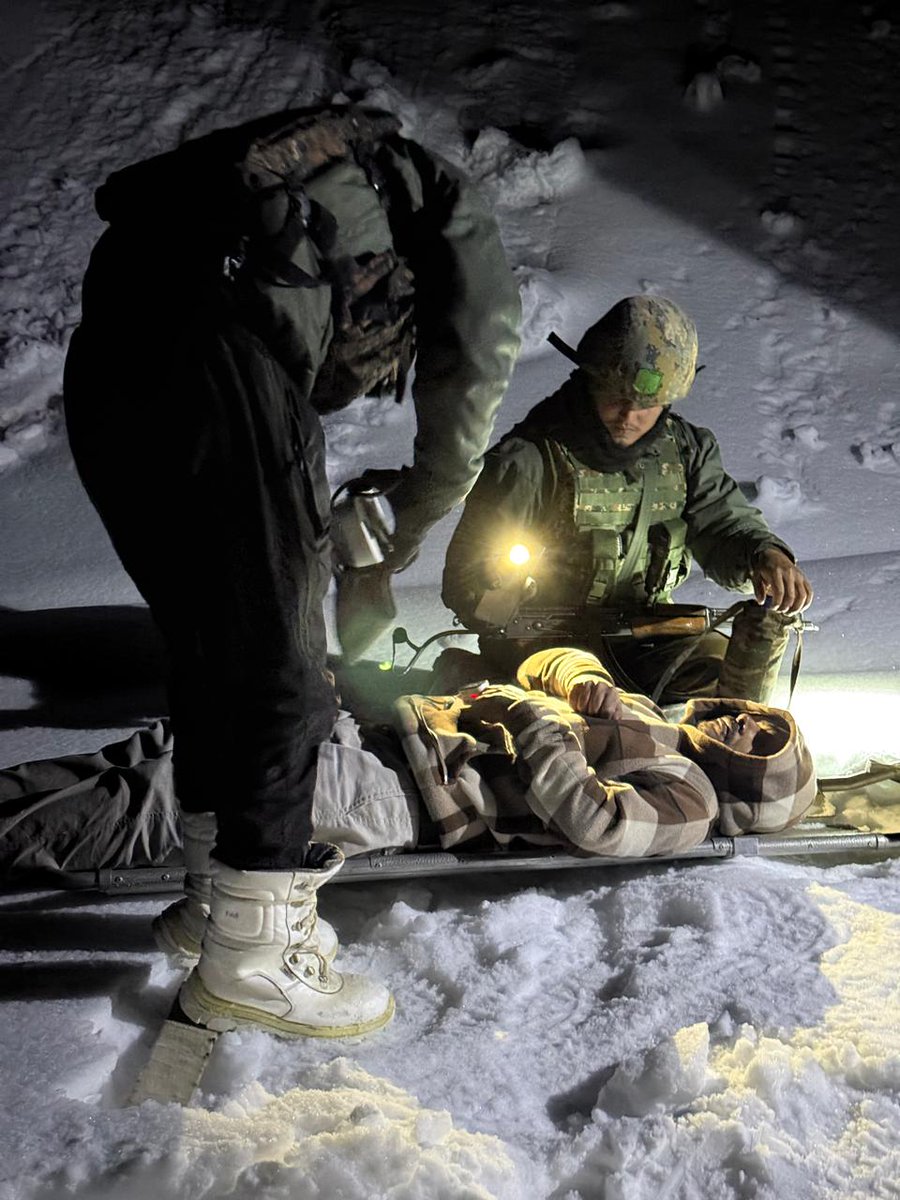 RisingStarCorps's tweet image. #IndianArmy
#Savinglives

In the treacherous, snowbound heights of #Chattergala, troops of #GurjDivision executed a swift and precise rescue operation, evacuating an injured engineer from the Pakal Dul Hydroelectric Project (J&amp;amp;K).

@adgpi
@PRODefenceJammu
@WesternComd_IA