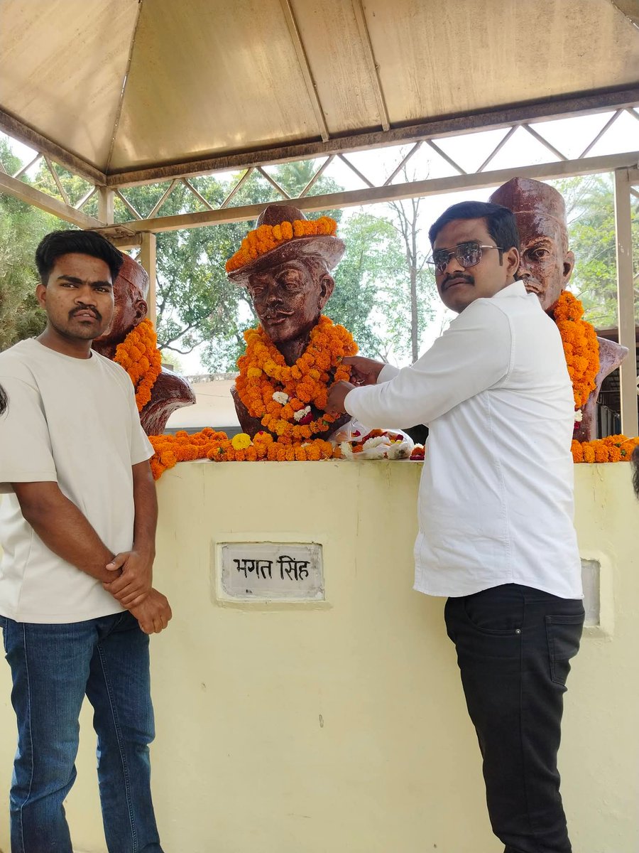 अपने देश प्रेम और बलिदान से प्रेरणा की युगांतर गाथा लिखने वाले महान क्रांतिकारी "शहीद-ए-आज़म" भगत सिंह, राजगुरु और सुखदेव जी को शहीदी दिवस के अवसर पर शत-शत नमन एवं विनम्र श्रद्धांजलि।
#bhagatsingh #AkhileshYadav <a href="/samajwadiparty/">Samajwadi Party</a> <a href="/yadavakhilesh/">Akhilesh Yadav</a>  #samajwadiparty