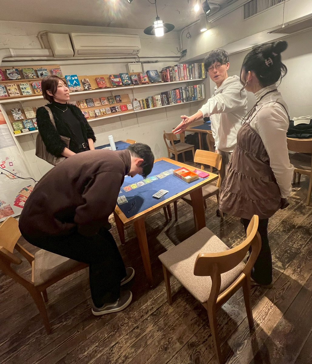 —————————————————————

 3/27(金)公演、残りチケットわずか🏃‍♂️💥

—————————————————————

次の公演まであと4️⃣日！
稽古場での賑やかな1枚を添えて📷✋
どこのシーンか分かる方はすごい…！！

〇公演日

 3/27(金) 19:00~

〇場所

 JELLY JELLY CAFE 渋谷本店

〇公演詳細

 coact.cafe/first