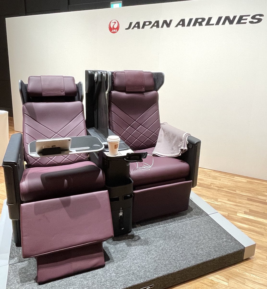 本日3月23日、JALが都内で初公開した2027年度就航の国内線新機材