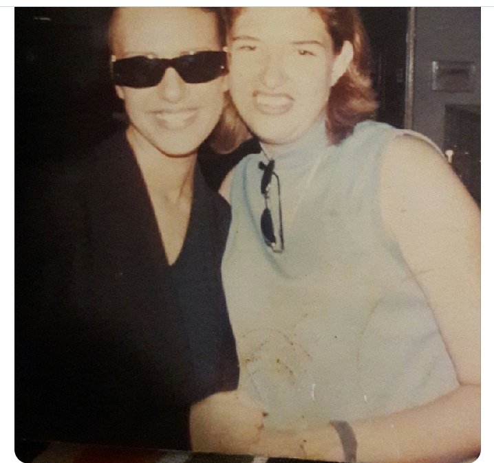 Denise_3322's tweet photo. Estos son de los momentos más felices de mi vida @monicanaranjo recuerdo perfecto el tomarnos de la mano y no quererla soltar 🥰  y @Jason_Priestley recuerdo su mano en mi espalda y yo después del abrazo queriendo seguir abrazándolo 🥰 https://t.co/N28UNGCfcV