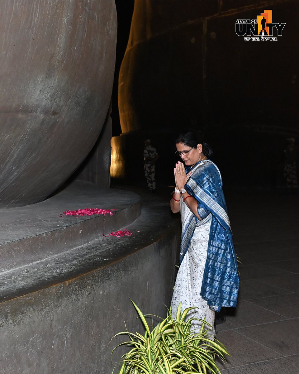 souindia's tweet photo. Smt. Pravati Parida, Hon’ble Deputy Chief Minister of Odisha, visited Ekta Nagar and paid heartfelt homage to Sardar Vallabhbhai Patel. At the iconic Statue of Unity, she not only honored a legacy but also witnessed the remarkable development that defines Ekta Nagar today.

#PravatiParida #Odisha  #Tribute #EktaNagar #StatueOfUnity