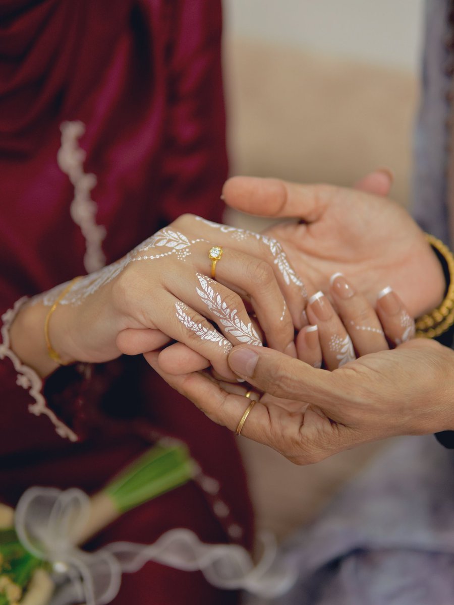 abcdeyraaaa's tweet photo. can’t believe im engaged with my bestie 💍🤍

tak bercinta know know terus tunang 🤭 https://t.co/MniWA9r8wX