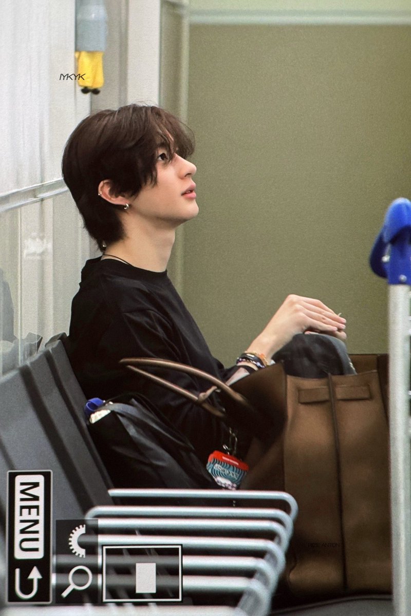 chrrytonie's tweet image. azt akarom hogy így nézzem rám
miközben az ölében ülök #mentalillness