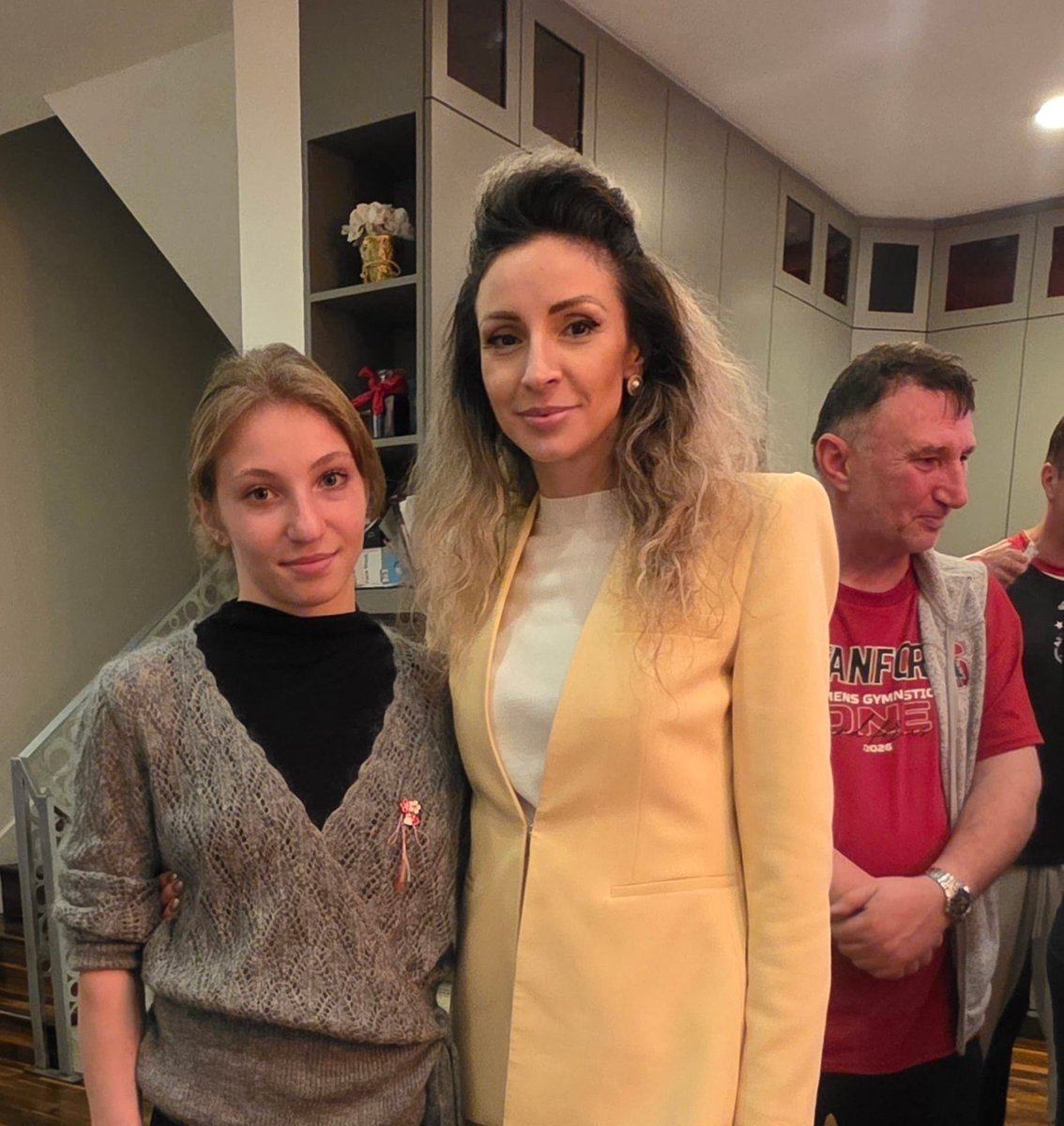 LuciaSava1's tweet photo. Delighted to attend the @Stanford-@UCLA gymnastics meet. A special highlight was #AnaBărbosu, the talented RO gymnast representing Stanford.
Proud to see the Romanian community in CA come together to support Ana. Congratulations! 👏🇷🇴

#ProudRomanian #CGLosAngeles https://t.co/CLmPoe30HV
