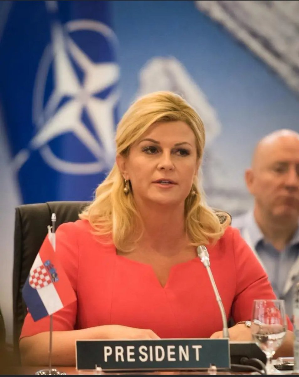 لو جی دیکھیں کیسی عجیب عورت ہے، کروشیا کی صدر بنی تو سب سے پہلے اپنا لگژری جیٹ بیچ دیا، وزیروں کی 35 مرسڈیز بھی فروخت کر دیں، اپنی تنخواہ کم کر کے عام آدمی کے برابر کر لی۔ لوگوں نے مشورہ دیا کہ قرضہ لے لو، مگر اس نے انکار کر دیا اور کہا کہ ملک کو قرضوں پر نہیں بلکہ محنت پر کھڑا