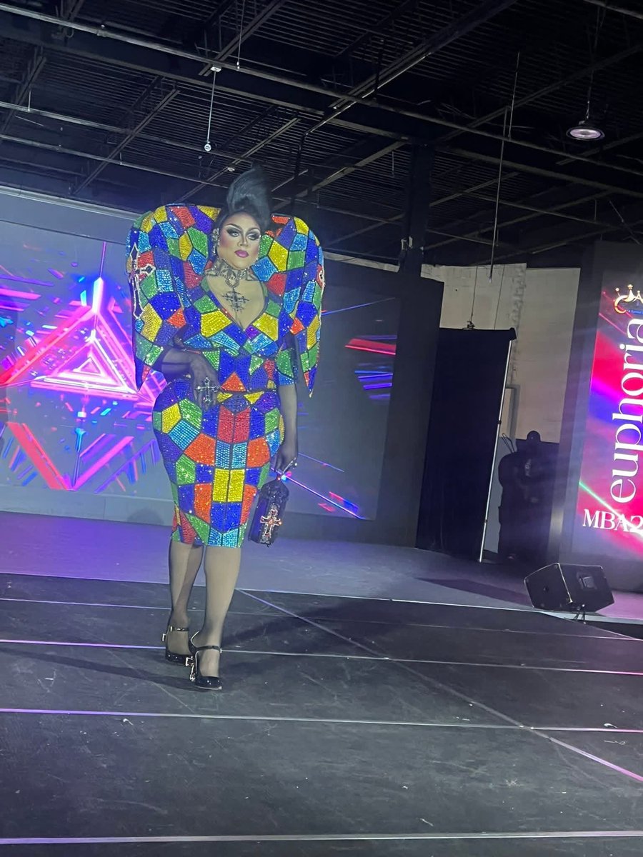 Queenie IMAN GLAMAZON ✨ tweet media