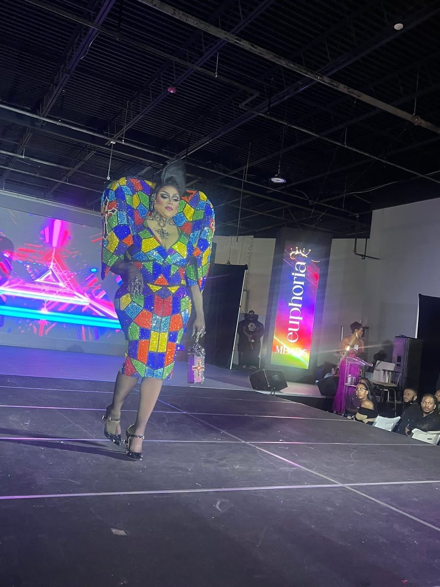 Queenie IMAN GLAMAZON ✨ tweet media