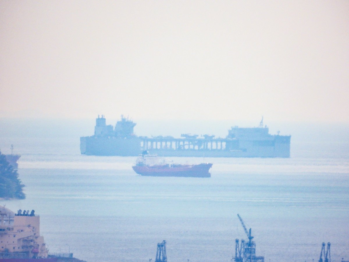 sgshipspotting's tweet photo. USNS John L Canley and USNS Alan Shepherd passing Singapore just now heading to the Middle East 

John L Canley is at Expeditionary Transfer Dock, seemingly carrying an Osprey and 3 Seahawk helicopters on top and then the Alan Shepherd is a dry Cargo vessel

Photo by me https://t.co/anLsxJJDT1