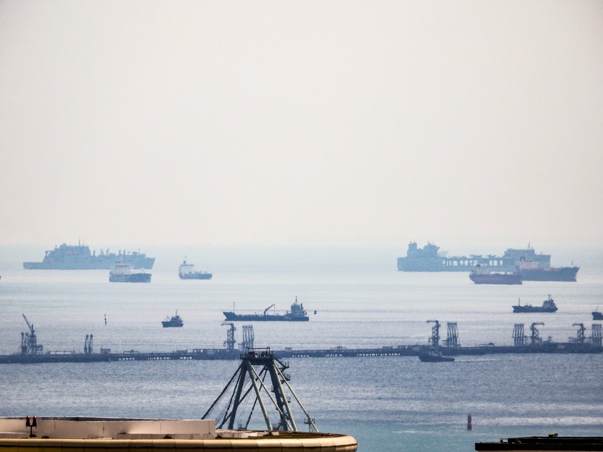 sgshipspotting's tweet photo. USNS John L Canley and USNS Alan Shepherd passing Singapore just now heading to the Middle East 

John L Canley is at Expeditionary Transfer Dock, seemingly carrying an Osprey and 3 Seahawk helicopters on top and then the Alan Shepherd is a dry Cargo vessel

Photo by me https://t.co/anLsxJJDT1