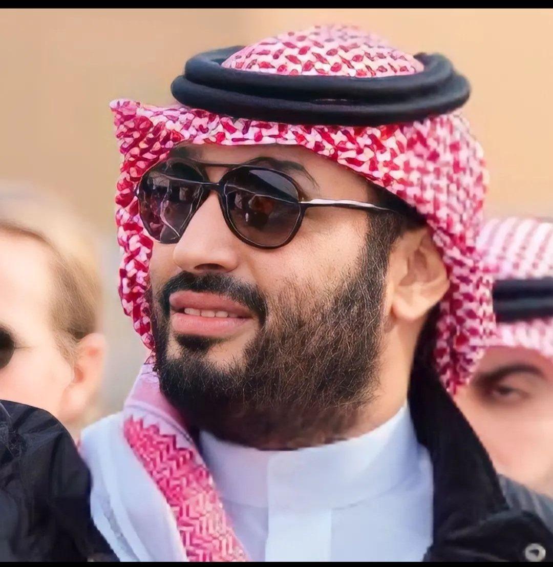سمو ولي العهد الأمير محمد بن سلمان حفظه الله أفني وسيفني زهرة شبابه في خدمة وطننا الغالي سهران على راحة شعبه وأمنه واستقراره نهض ببلادنا وجعلها في مصاف الدول الكبرى المتقدمه فلا تنسوه من دعاءكم خاصة بين الاذان والاقامة وفي الثلث الأخير من الليل ووقت نزول الرحمة اوقات قبول الدعاء