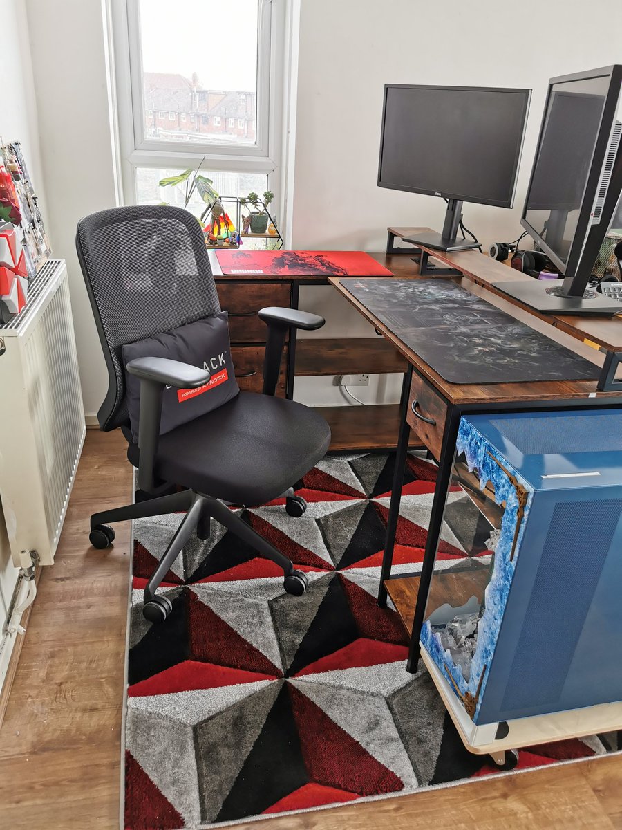 Reyiell's tweet image. Happy Monday!

Starting the week with a new desk!

Now the fun part... Cable management &amp;amp; hooking everything back up 😅.

Excited to start decorating it too☺️!

And yes, Shiva is massive, so she will never be on top of a desk 🤣

#gamingsetup