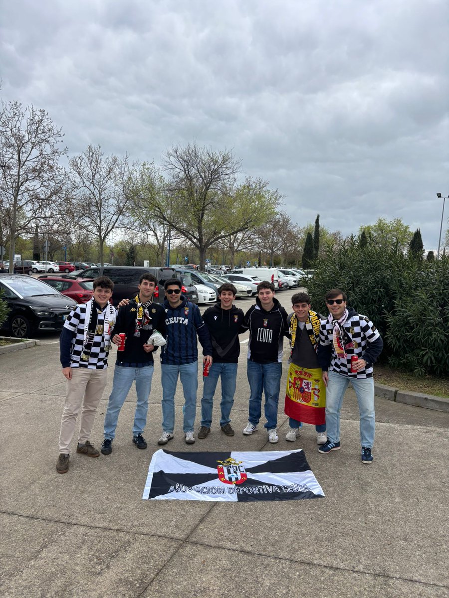 Javi_floreeess's tweet photo. Viaje número 12 de la temporada, a pesar de la dura derrota a seguir apoyando siempre a los nuestros y ahora más que nunca. Nunca os dejaremos solos⚪⚫ @ADCeuta_FC https://t.co/MLSb5VufRk