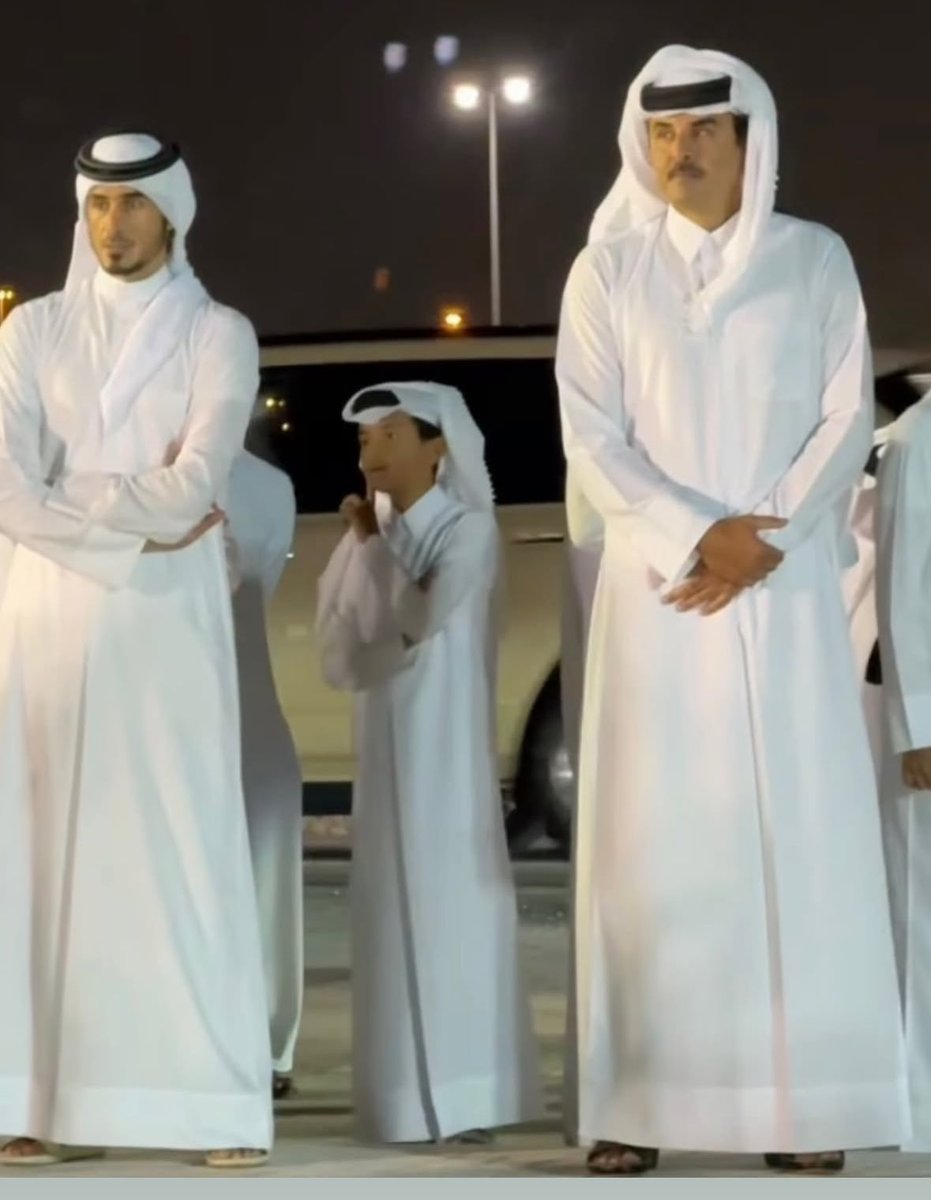 حفظ الله سمو الأمير الشيخ تميم بن حمد وسمو الشيخ جاسم واخوانه والأمير الوالد واهل قطر جميعهم . 
والله ينصرهم على من عاداهم 
حكامنا منا ونحن منهم..
نفرح لفرحهم، ويفرحون لفرحنا ونحزن لحزنهم ويحزنون لحزننا،
وحنا وهم مع بعضنا البعض في الخير والشر جسد واحد. 
تأثير متبادل.. دم واحد