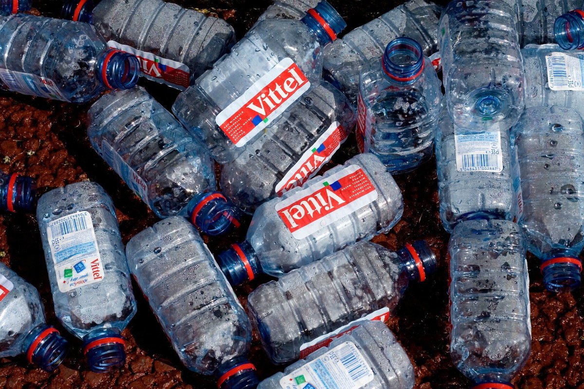 humanite_fr's tweet photo. Des « immeubles de déchets » rendant « toute vie aquatique impossible » : ce qu'il faut savoir sur les décharges sauvages de Nestlé avant son procès 

➡️ https://t.co/E47hNEBtW8 https://t.co/xKM6yqbYuV