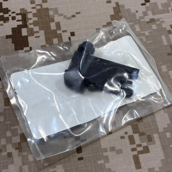 米軍官給品 実物 Knight's KAC M4 フロントサイト BLACK PN:99051 です。
ナイツ製の折りたたみ式、ロープロファイルフロントサイトです。
各種20ミリレールに装着出来ますので、さまざさなAR系ライフルに使用可能です。
こちらは官給パッケージ入りの未開封品になります。

詳細は↓