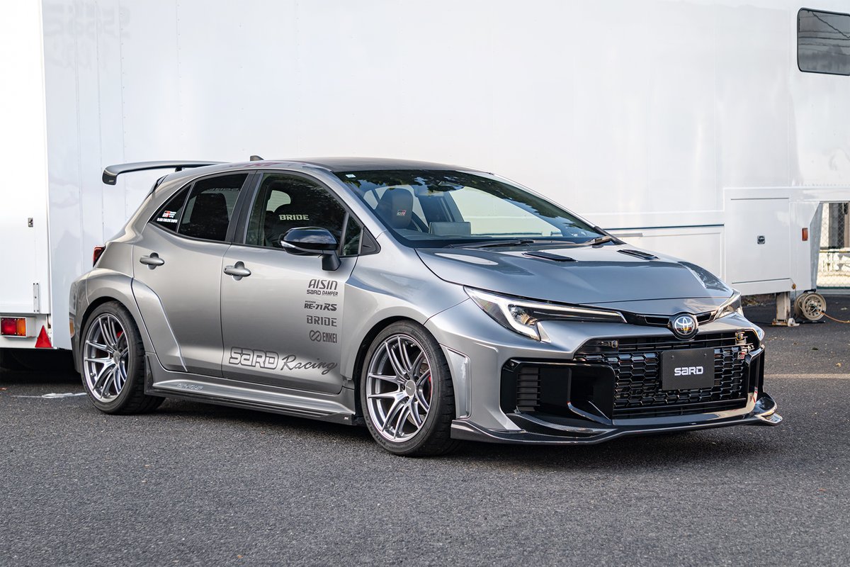 sard_official's tweet photo. 【新製品情報】

GT1フロントハーフスポイラー　GRカローラGen.2

大変お待たせしました🙇‍♂️

オートサロンで発表した本エアロがついに発売となります！

◇空力性能を重視した機能美溢れるデザイン
◇素材はカーボン/FRP
◇純正穴使用で穴あけ不要
◇保安基準適合設計

▼詳細
https://t.co/p2PKqwPF7Z https://t.co/gmsqNvNbgh